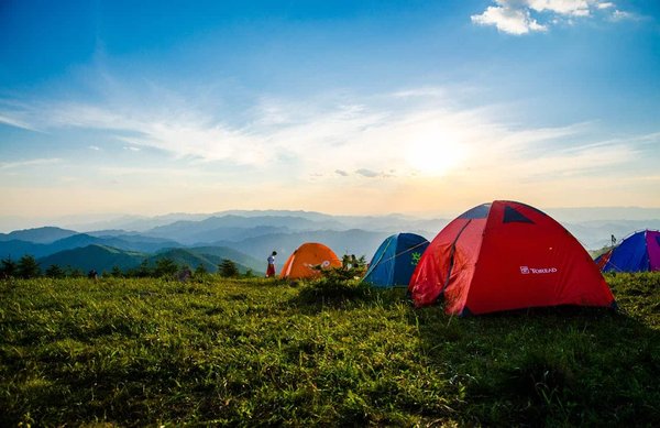 Comment choisir un équipement de camping adapté pour les expéditions en haute altitude avec des enfants?
